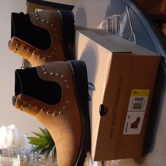 Boots - Picture 2 of 7